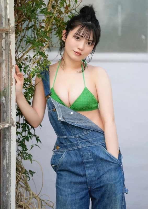緑のビキニトップとデニムのオーバーオール姿の石浜芽衣