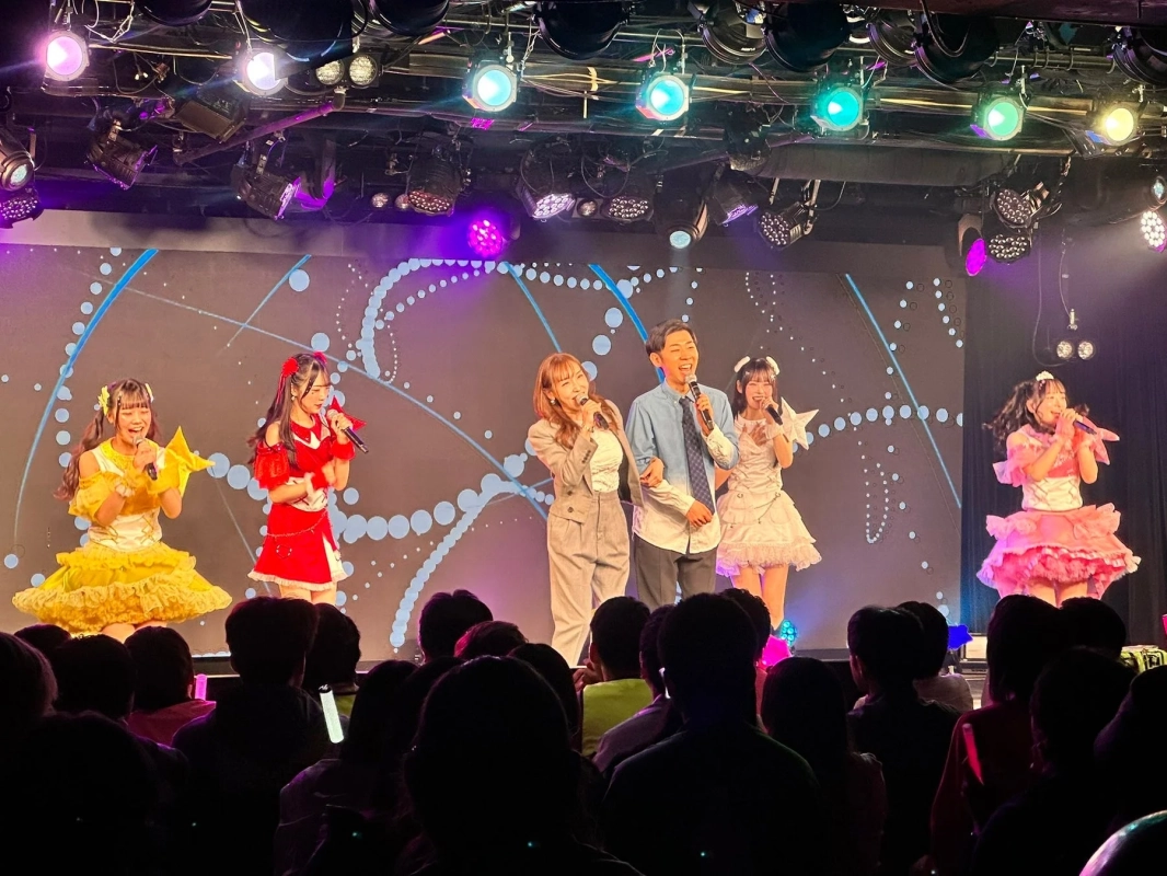 ライブ中のN0VA☆CHAN、加護亜依、トンツカタン森本