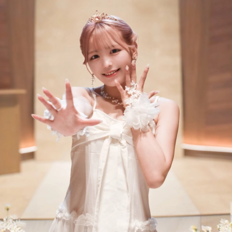 ティアラと白いドレスを身につけた深愛