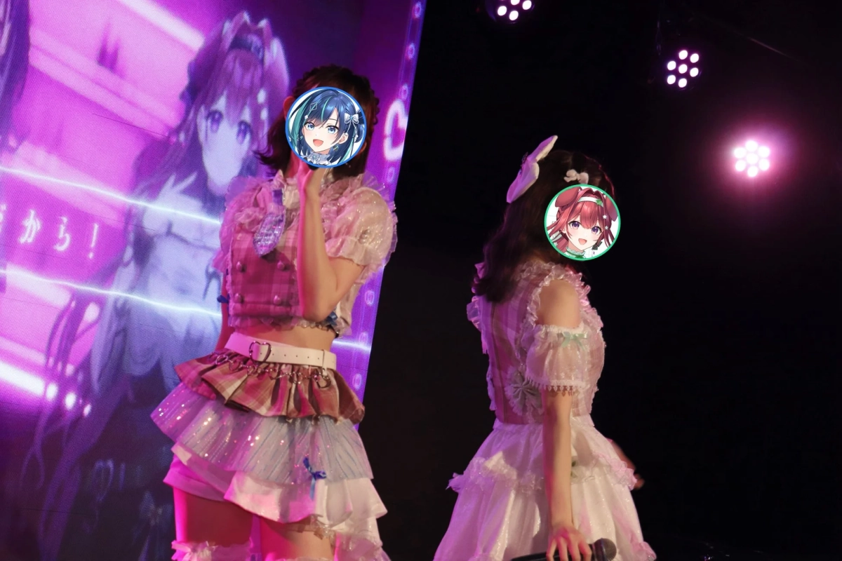 ステージでパフォーマンスするアイドル