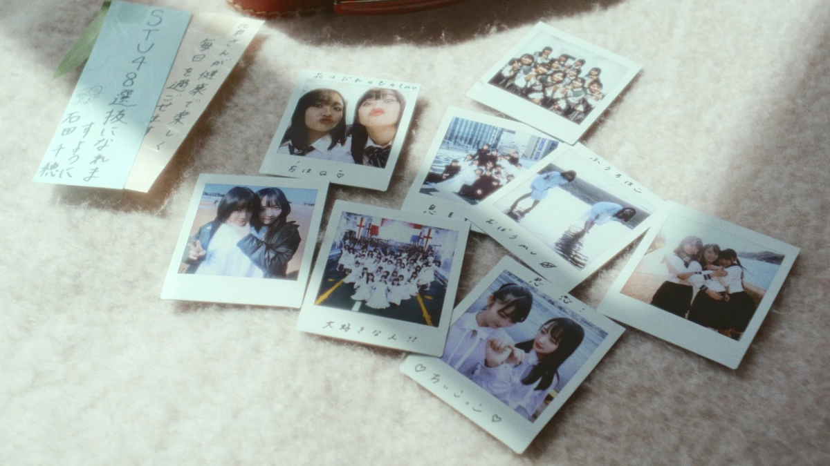ポラロイド写真が並べられた様子