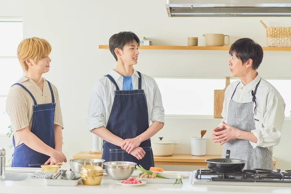 キッチンで料理をする&TEAMのメンバーとコウケンテツさん