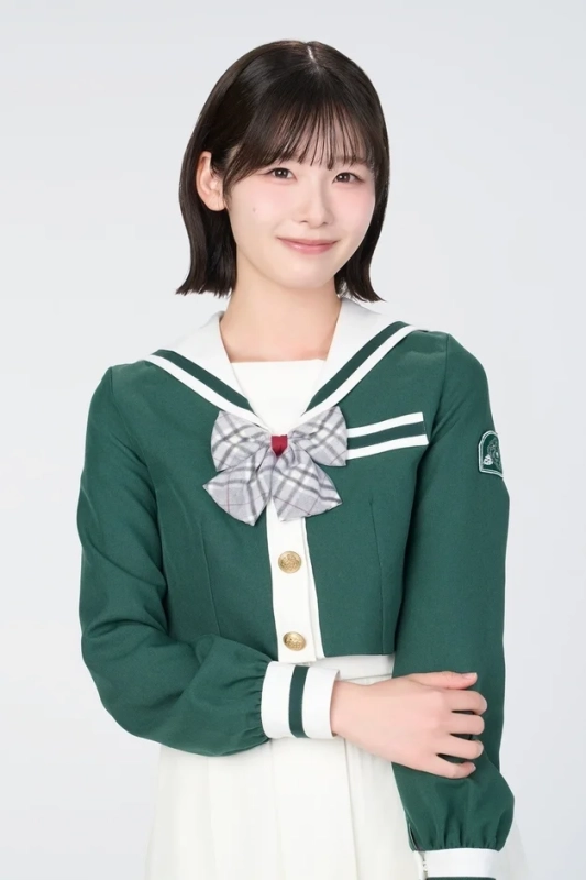 緑色のセーラー服風制服の女性2