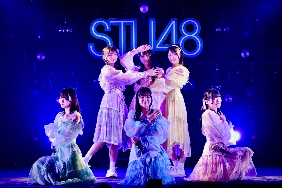 STU48のメンバー6人がライブステージでパフォーマンスを行っている様子