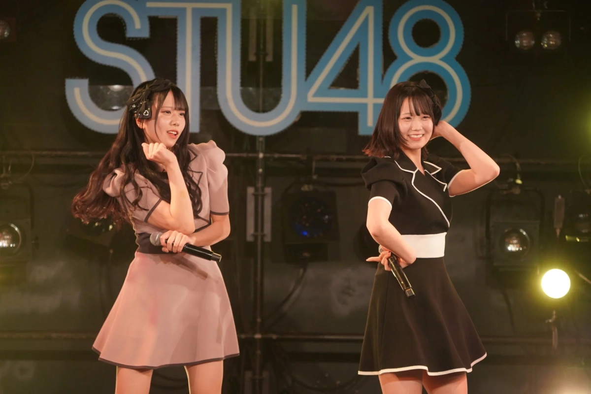 ステージ上でパフォーマンスするSTU48のメンバー2人を捉えた画像