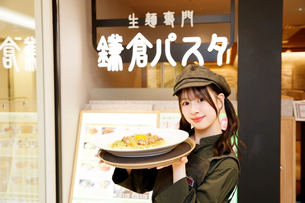 鎌倉パスタの制服を着た青原優花さん