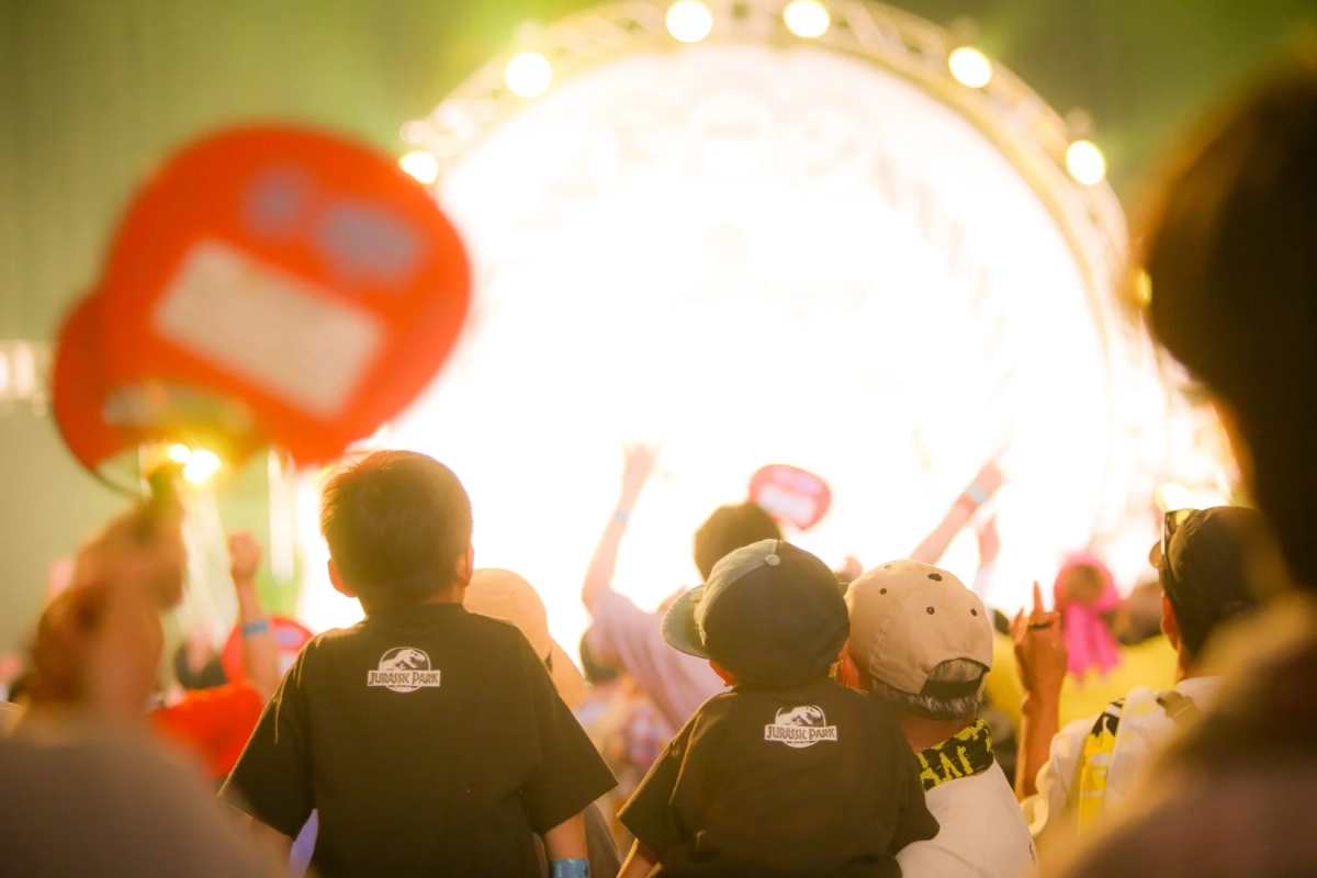 ライブを楽しむ観客