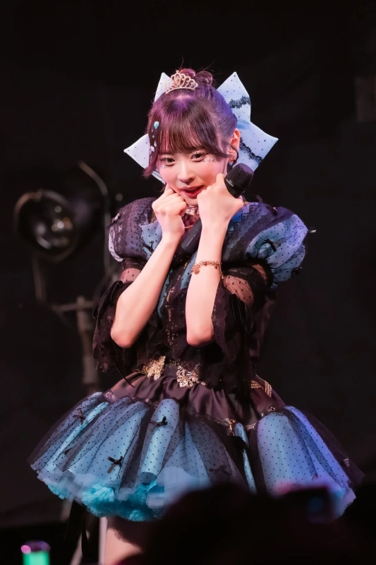 ステージでパフォーマンスする女性アイドル