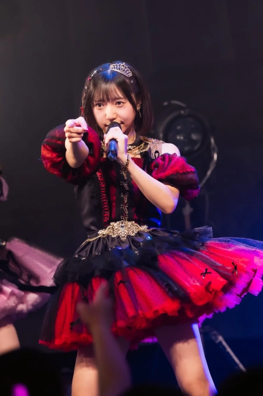 ステージで歌唱する女性アイドル