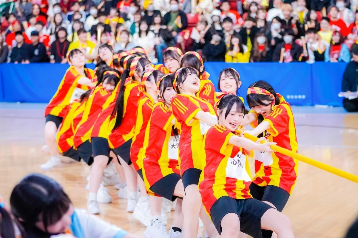 綱引きに熱中するアイドルたち