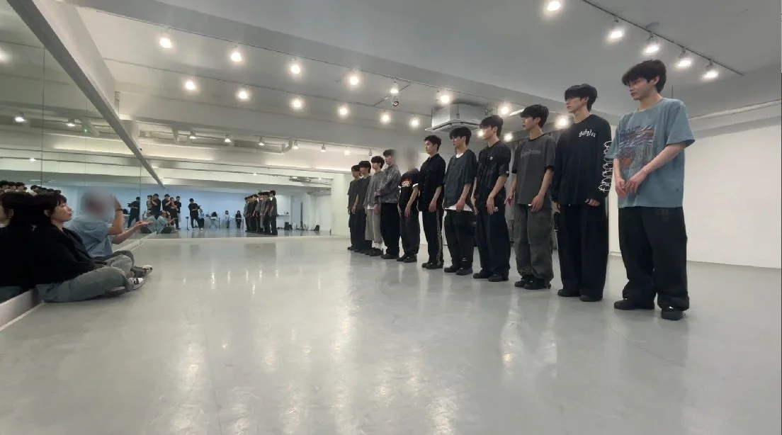 広々としたダンススタジオで練習する多くの若い男性
