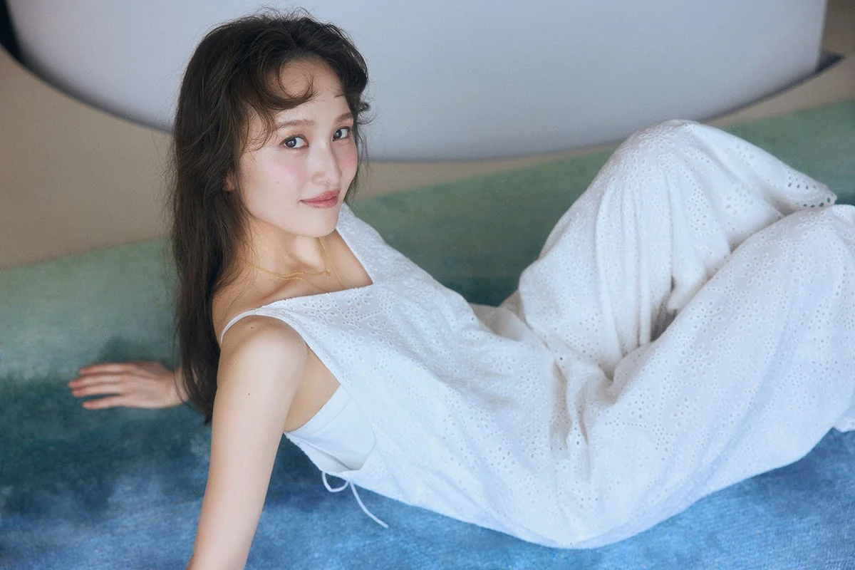白いワンピースの女性
