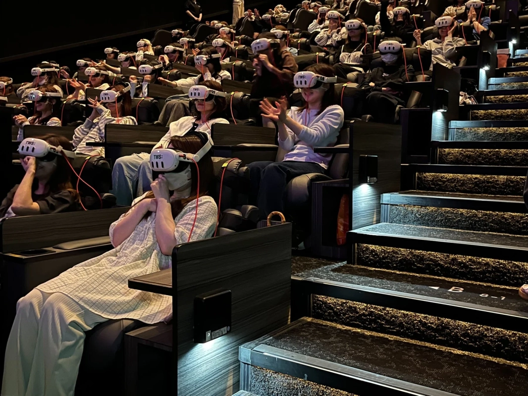 VRコンサートを楽しむ観客