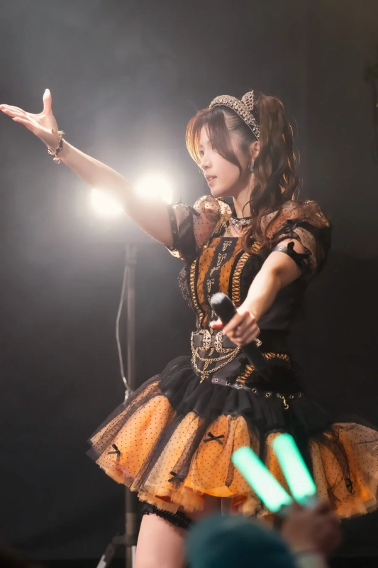 ステージでパフォーマンス中の女性アイドル