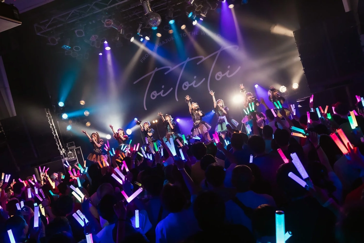 ペンライトが輝くToi Toi Toiのライブ