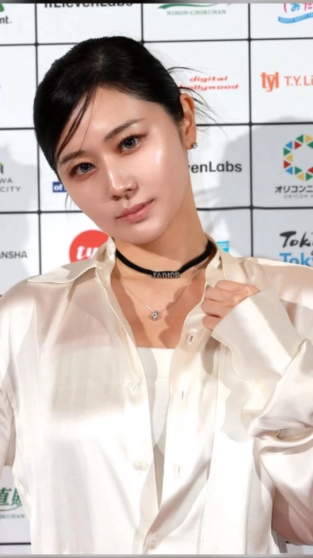 白いサテンシャツとJ'ADIORのチョーカーを身につけたアジア人女性のポートレート