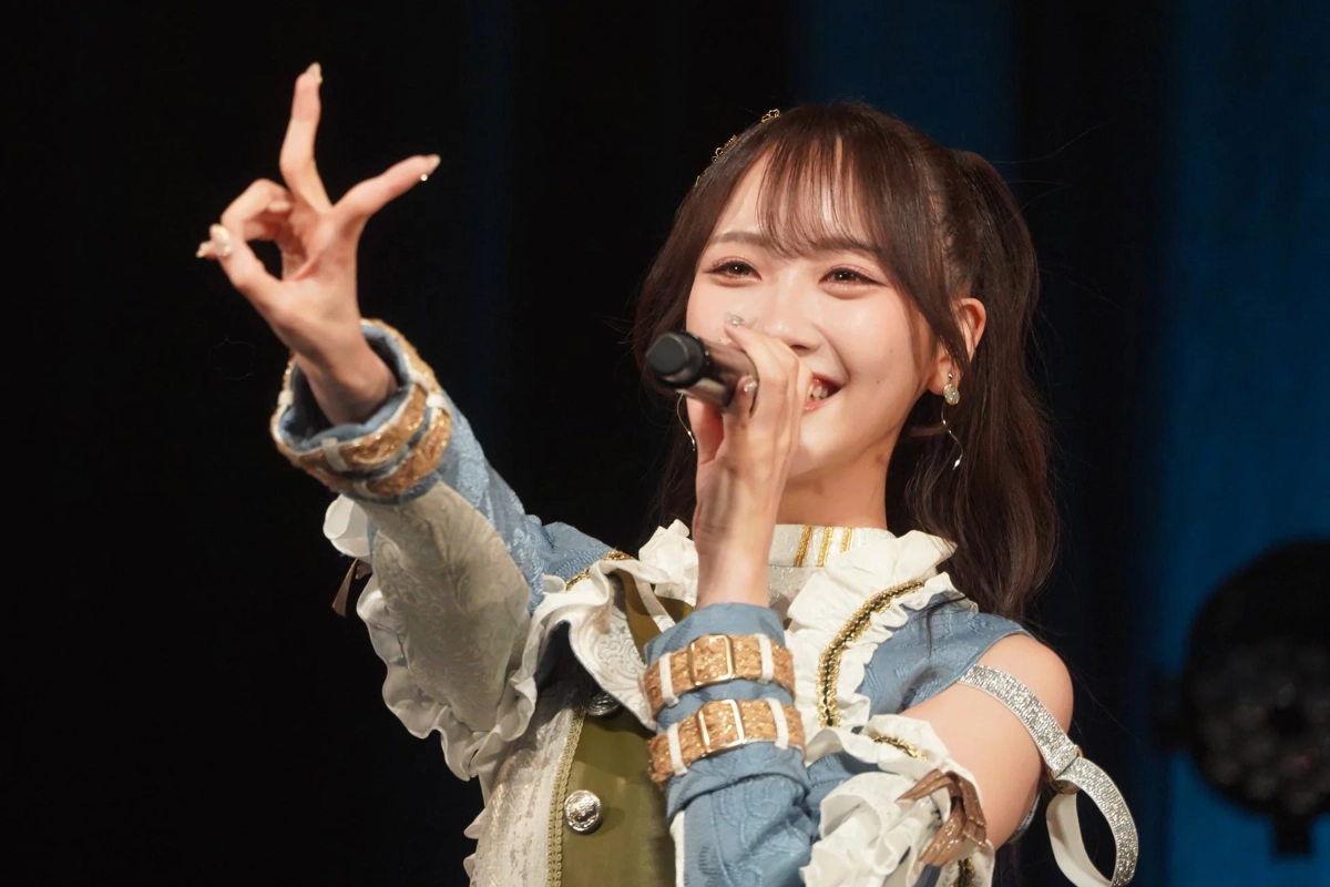 ライブステージで歌唱中の石田千穂さん