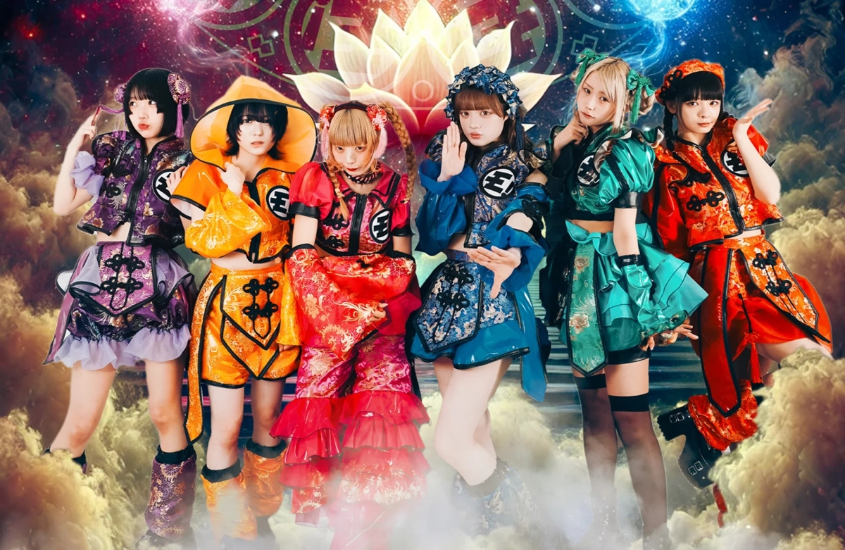 カラフルなアジアンテイストの衣装をまとった6人の女性アイドルグループ