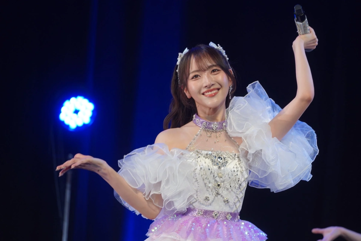 華やかな衣装でステージに立つ石田千穂さん
