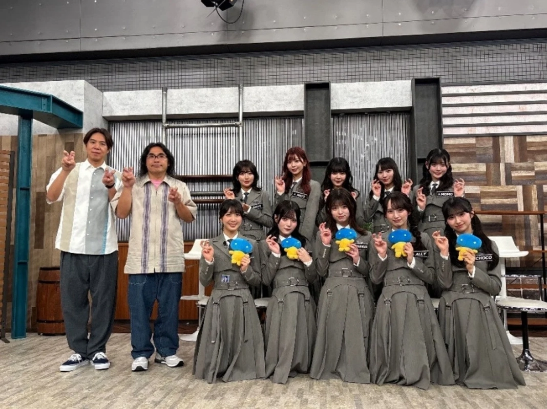 テレビスタジオでロッチとWHITE SCORPIONのメンバーが集合しポーズをとる写真