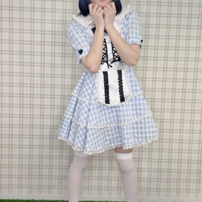 水色のギンガムチェック柄のメイド服を着た人物