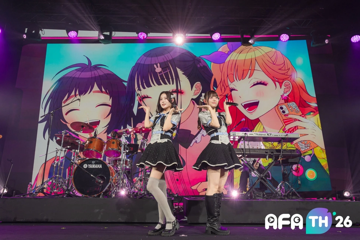 ステージ上の女性デュオとアニメキャラ