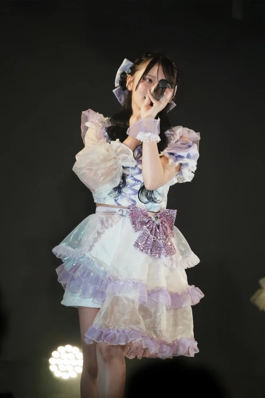 ステージで歌唱するメンバー