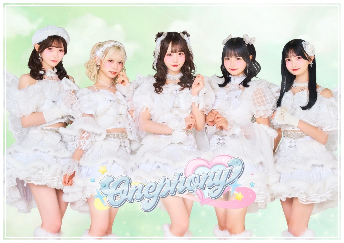 白いフリルの衣装をまとった5人の女性アイドルグループが、緑色のキラキラした背景の前でポーズをとっています。グループ名は「Onephony」と表示されています。