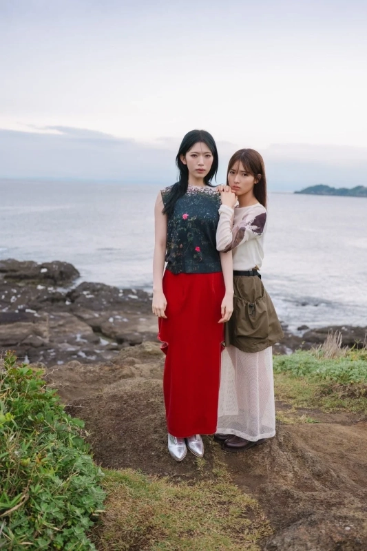 中嶋優月&村山美羽、海岸の岩場