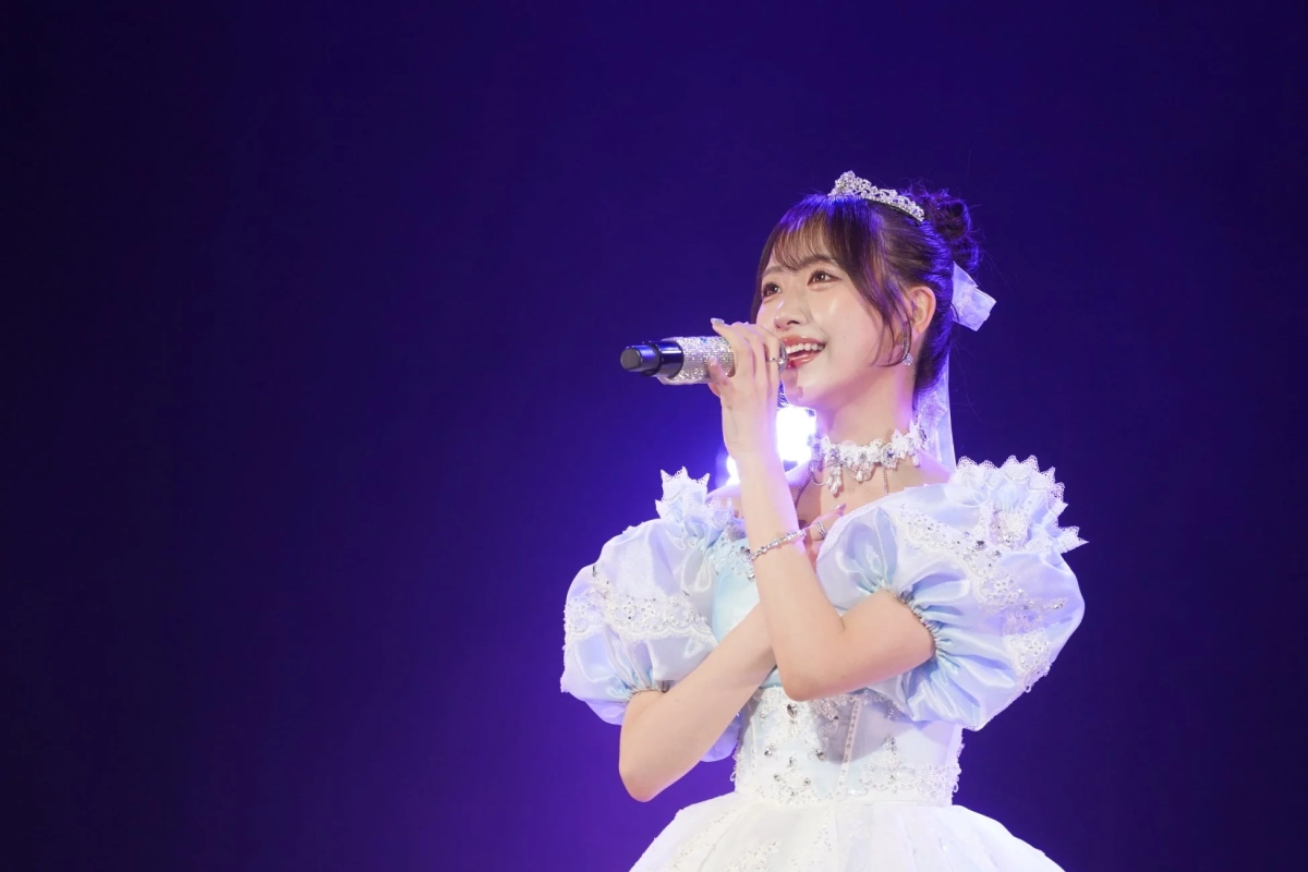 煌びやかなドレスで歌唱する石田千穂さん