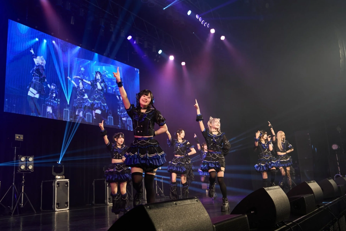ステージで歌唱するアイドルグループ