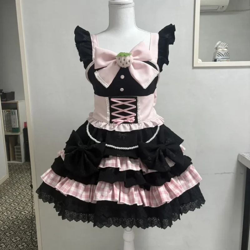 ピンクと黒を基調とした、フリルやリボン、いちごのモチーフが特徴的な可愛らしいドレス