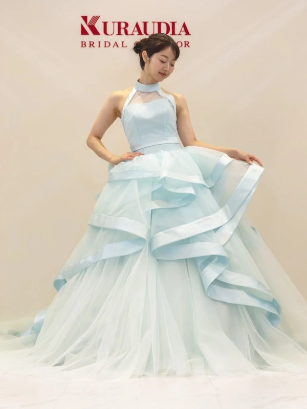 ライトブルーのウェディングドレスを着用した女性