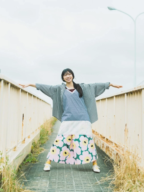 佐藤愛桜 橋の上で笑顔