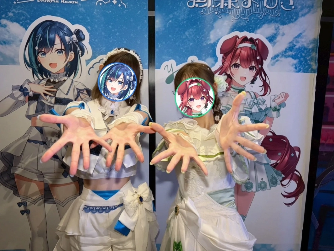 アニメキャラクターの等身大パネルと女性2人