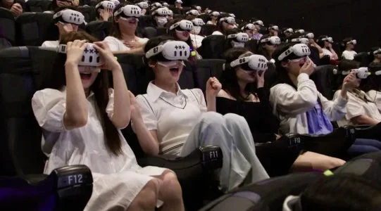 VRヘッドセットを装着してコンサートを楽しむ人々の様子