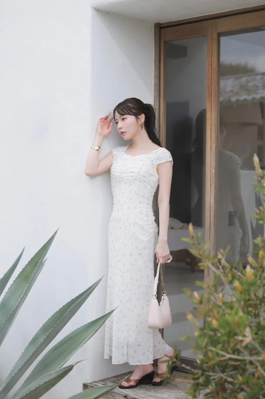 花柄の白いロングワンピース