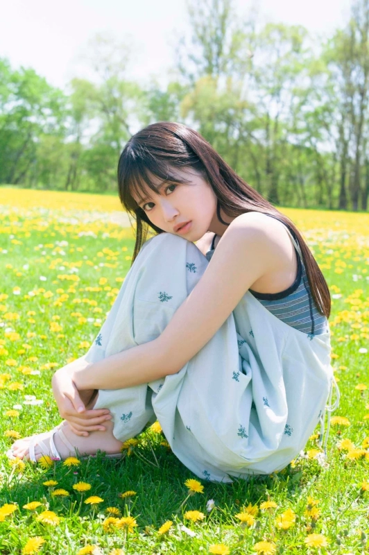タンポポ畑で座る中村舞さん