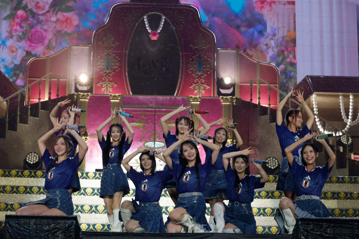 華やかなステージでパフォーマンスする日本の女性アイドルグループ