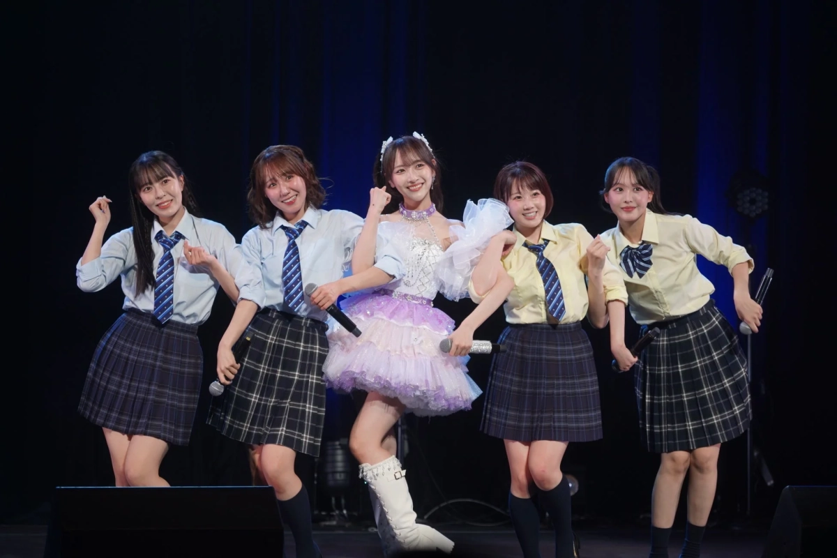 制服姿でパフォーマンスするSTU48