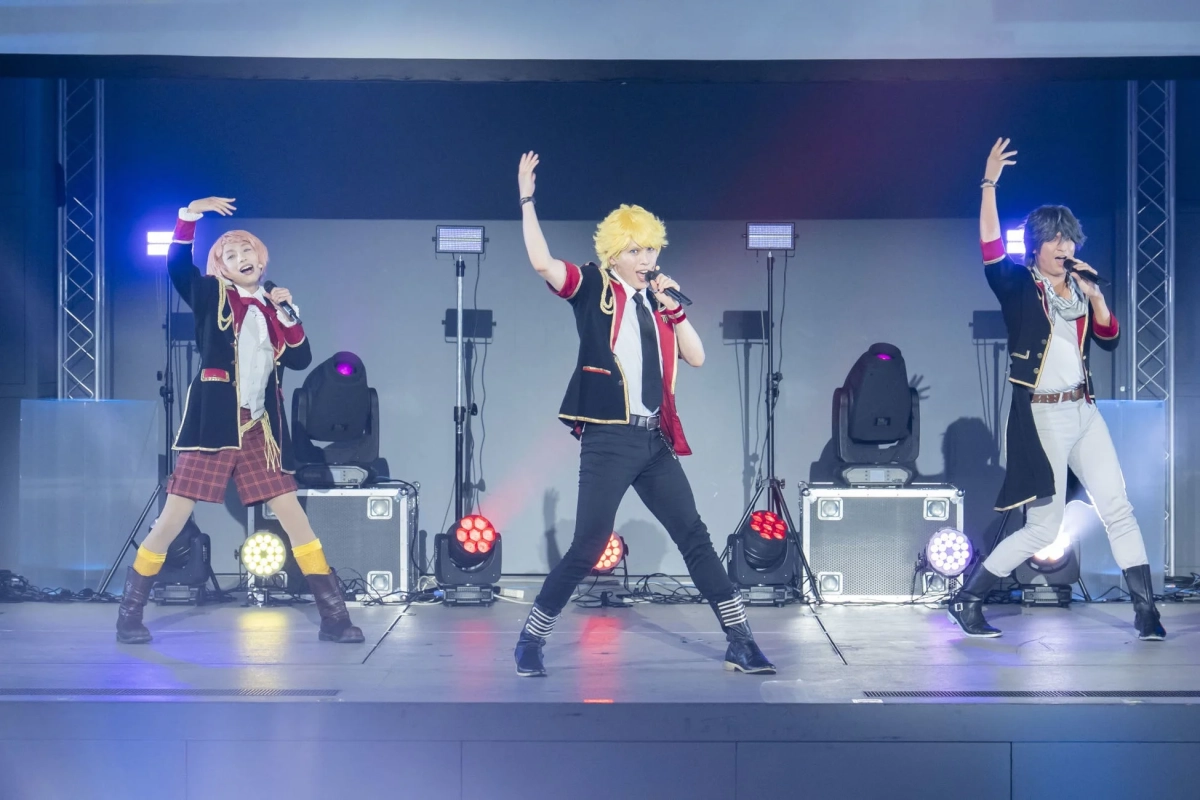 ステージでパフォーマンスするF∞F