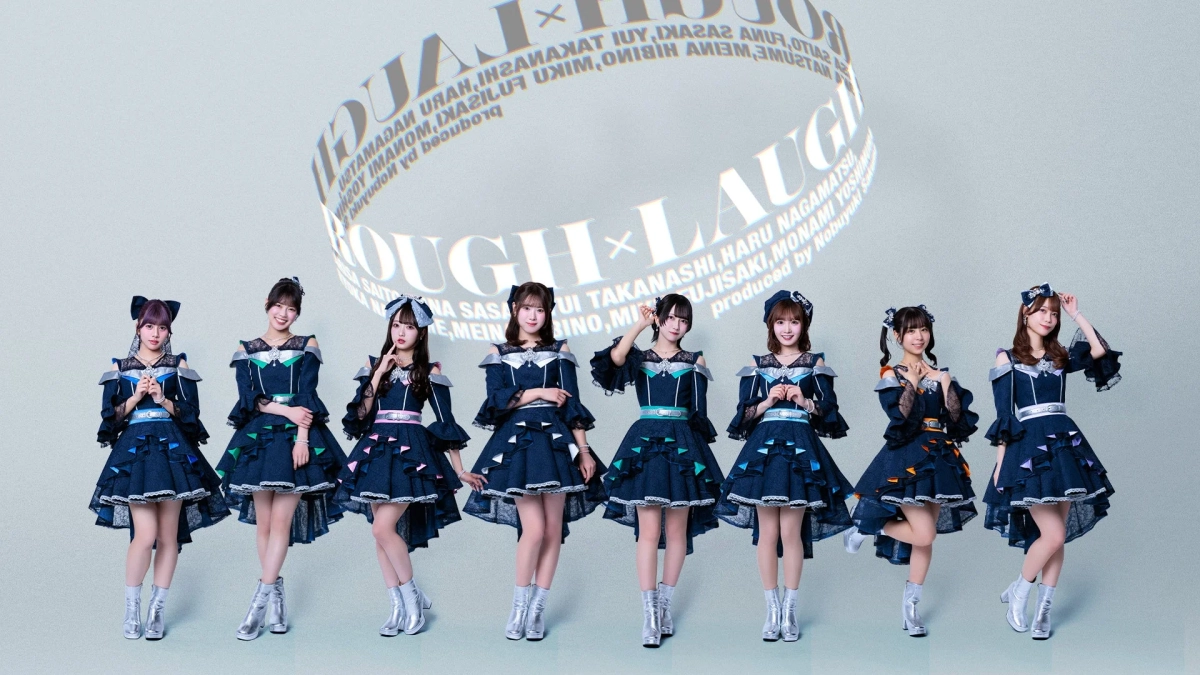光沢のある青いアイドル衣装と銀色のブーツを着用した7人の女性グループが、明るい背景でポーズ。上部には「ROUGH × LAUGH」のロゴとメンバー名が円形に配置。