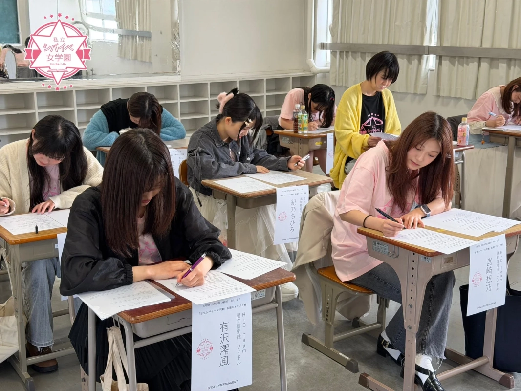 教室で真剣に学力テストを受ける生徒たち