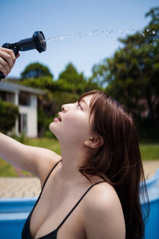 里仲菜月、水とホース