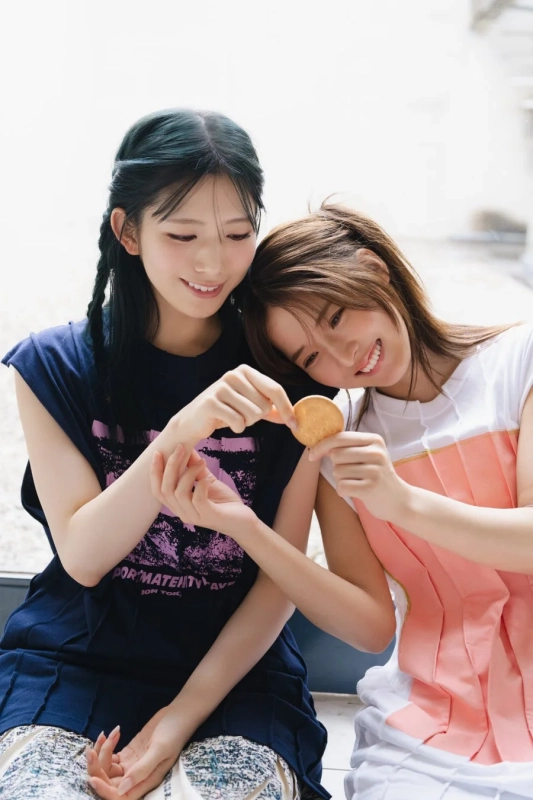 中嶋優月&村山美羽、お菓子を分け合う