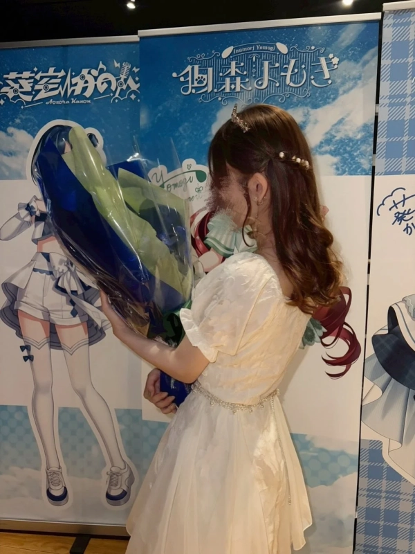 白いドレスの女性とアニメキャラクターバナー