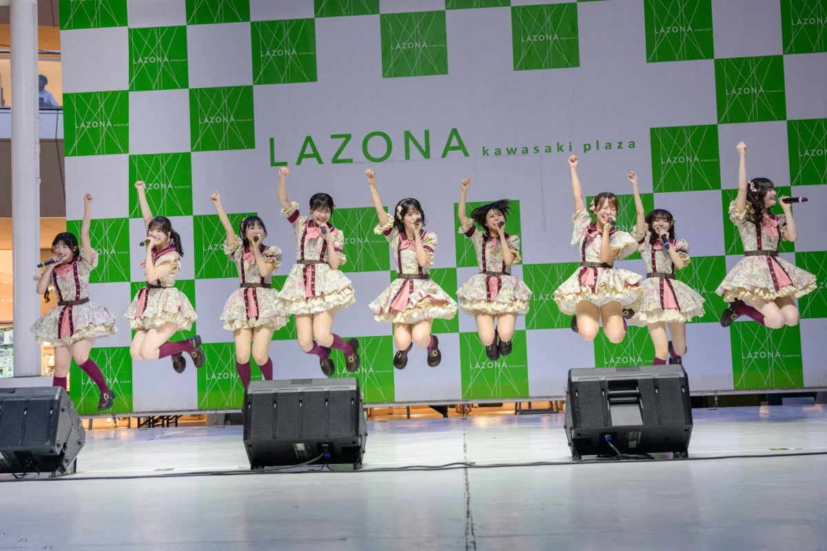 力強くパフォーマンスする可憐なアイボリー
