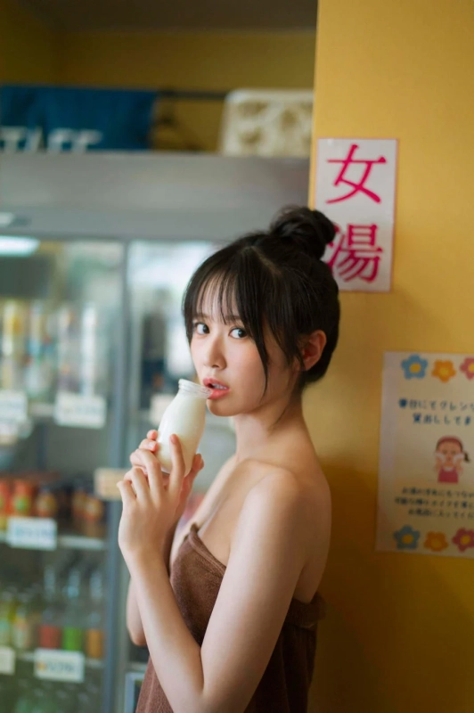 銭湯で牛乳を飲む中村舞さん