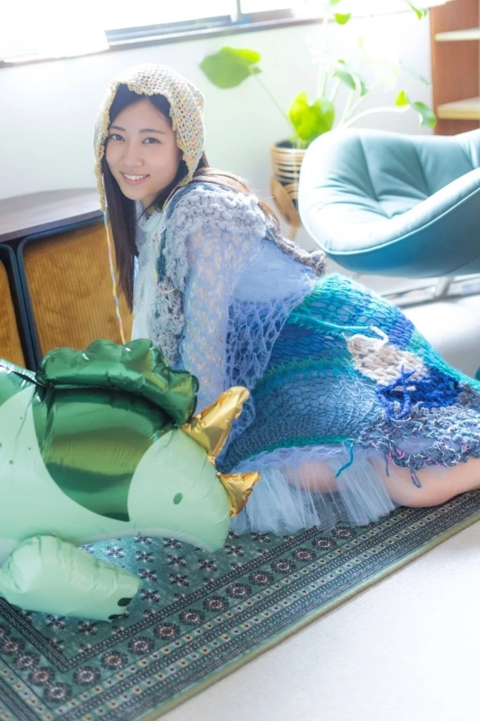 川端晃菜、風船と寝そべる