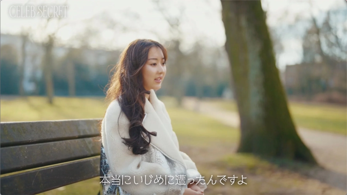 公園のベンチで話す女性